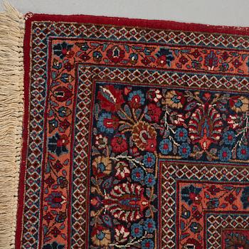 Matta, antik/semiantik Meshed, ca 336,5 x 229,5 cm.