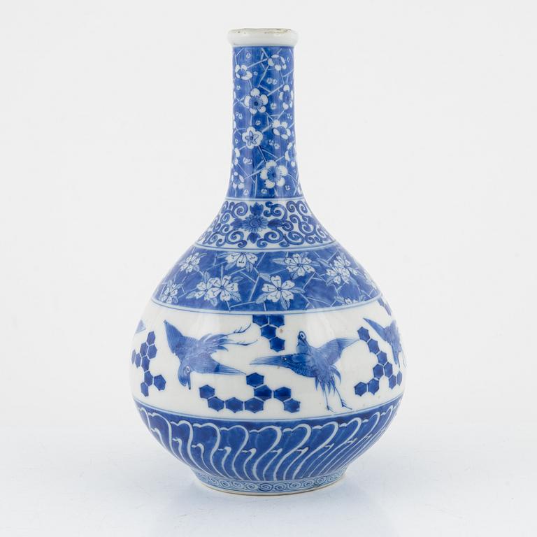 A blue and white Japanese vase, Meiji period (1868-1912).