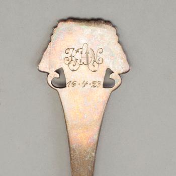A DANISH SILVER ART NOUVEAU CAKE SERVER, 1920.