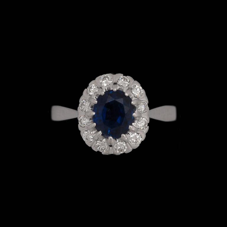 RING, 18k vitguld med fasettslipad blå safir, 1.23 ct, och briljantslipade diamanter, 0.42 ct, Uppsala, 1976. Vikt 5 g.