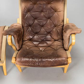 Bruno Mathsson, fåtölj med fotpall, "Pernilla", för DUX, formgiven 1944.