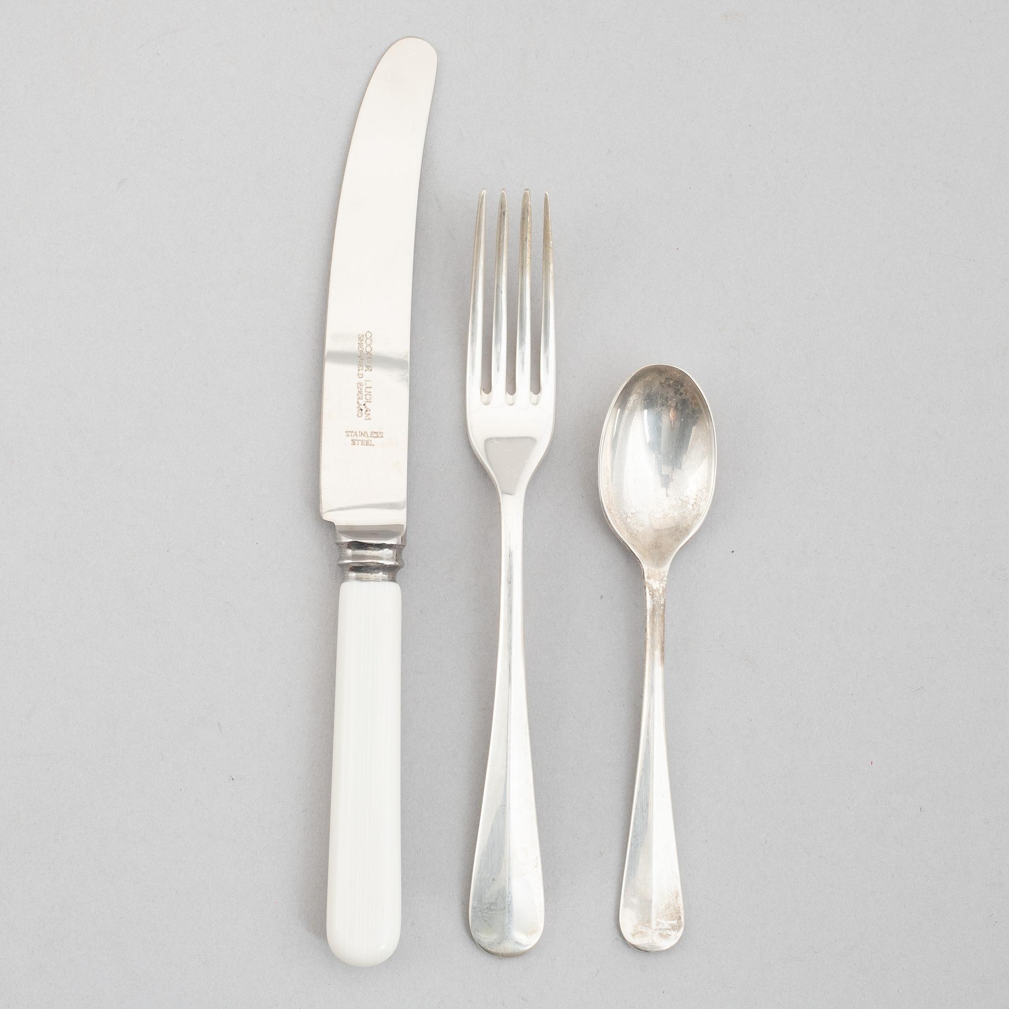 Mulberry, a picnic basket, late 20th Century.