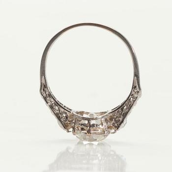 SORMUS, platinaa. Vanhahiontainen timantti n. 2.50. Yht n. 3.00 ct. Koko 17+. Paino 3.2 g.