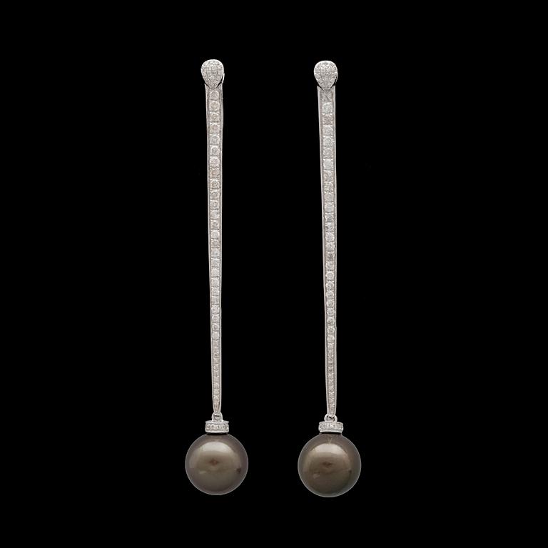A cultured Tahiti pearl, 12 mm, and brilliant cut diamond, earrings, tot. 1.06 cts.