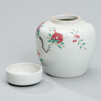 URNA MED LOCK, porslin, Kina 1800-tal.