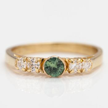 RING, 18K guld, grön safir, diamanter ca 0.24 ct tot. Finska importstämplar, 1987.