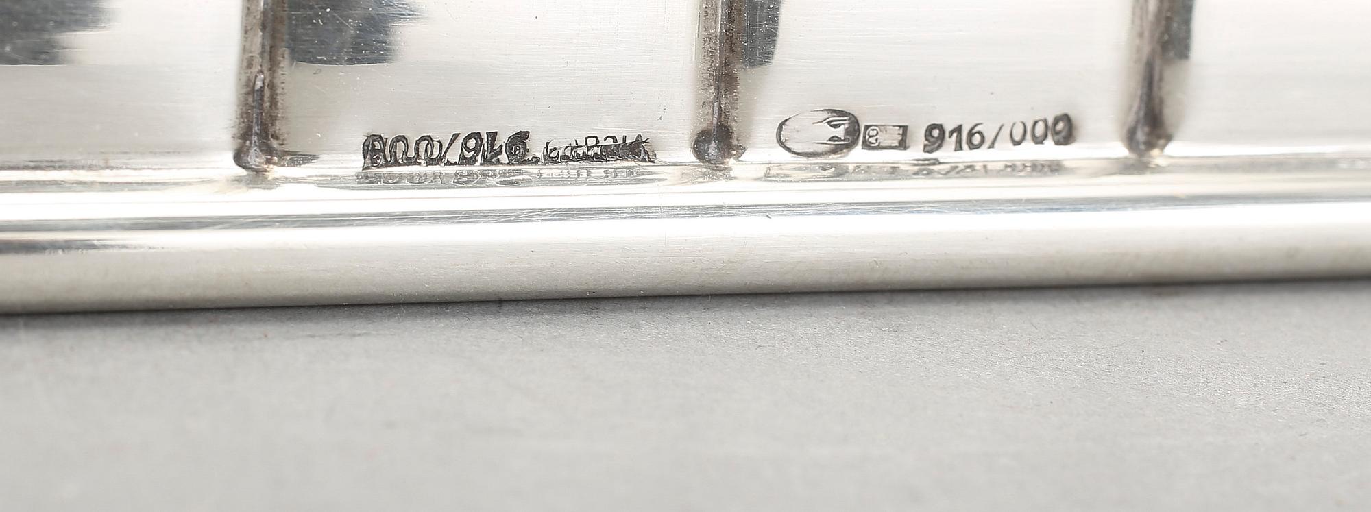 BRICKA, silver, oidentifierade stämplar, 1900-talets andra hälft. Vikt ca 1710g.