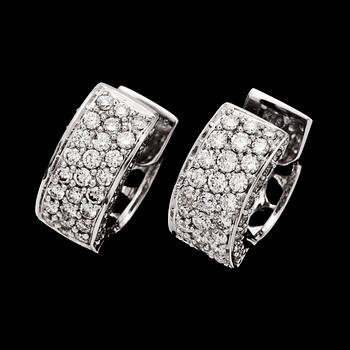 959. A pair of brilliant cut diamond earrings, tot. 1.01 cts.