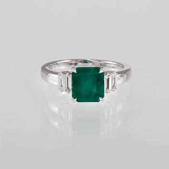 RING, 18k vitguld med smaragdslipad smaragd 2.03 ct samt 4 baguetteslipade diamanter 0.21 ct. Vikt 5,51 g.