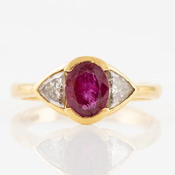 Ring in 18K gold set with a faceted ruby and two triangular brilliant-cut diamonds.