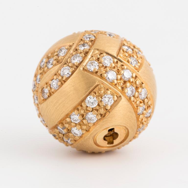 An 18K gold clasp set with round brilliant-cut diamonds.