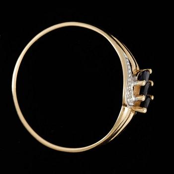 RING, 18k guld med tre navettslipade safirer och två micro diamanter. Vikt ca 1,9 gram.