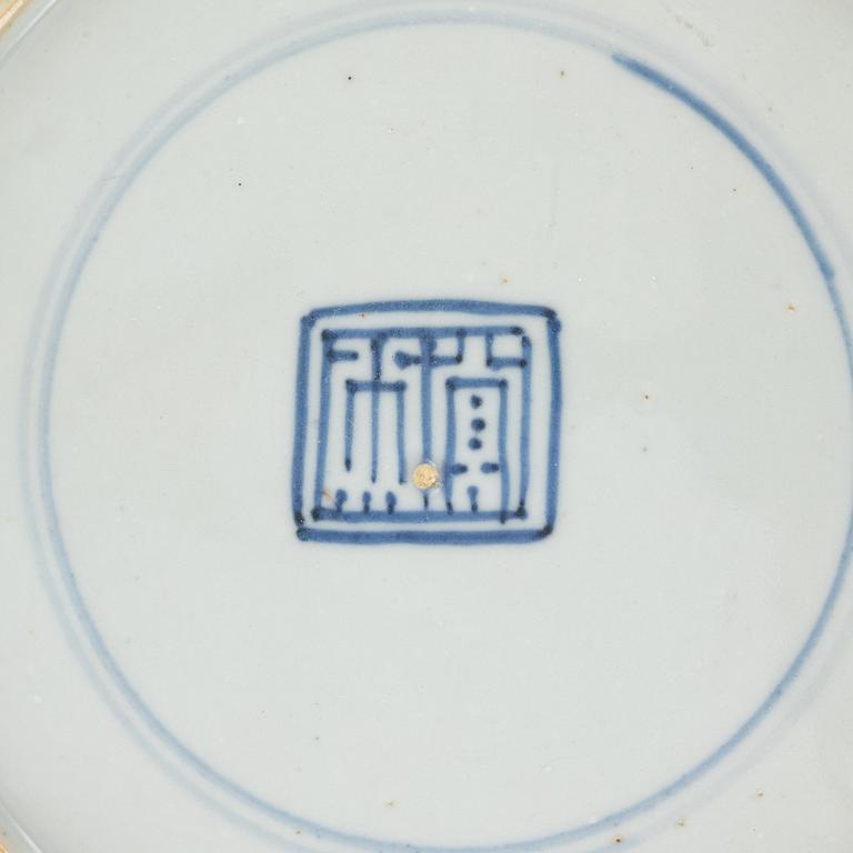 Tallrikar, 5 st, samt bärtallrikar, 2 st, porslin, Kina, Qianlong (1736-95).
