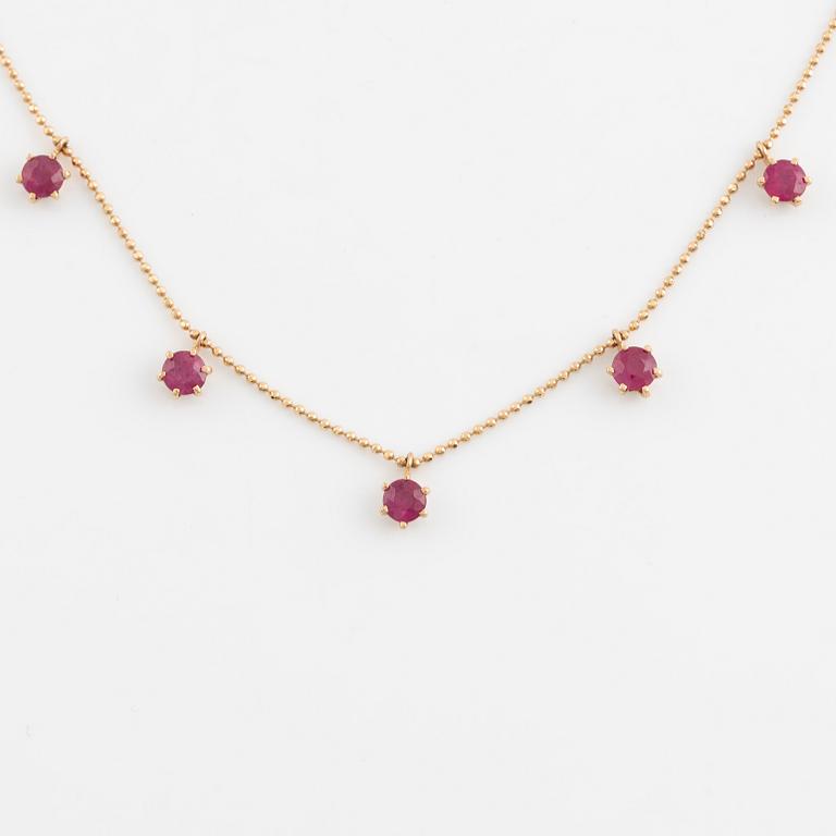Collier guld med rubiner.