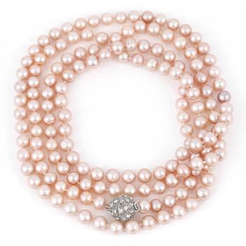 COLLIER, med rosa, odlade pärlor och magnetiskt, försilvrad lås.