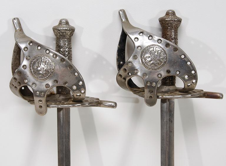 DEKORATIONSSVÄRD, 2 st med SKÖLD, 1800-talets andra hälft.