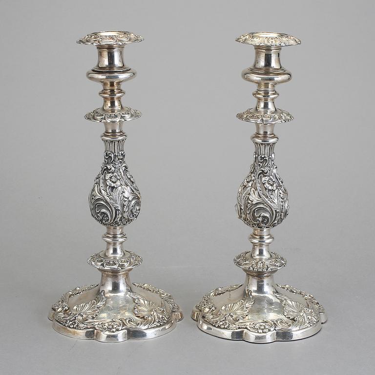 LJUSSTAKAR, ett par, pläter. Rokokostil, troligen England, 1800-talets andra hälft.