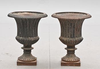 TRÄDGÅRDSURNOR, ett par, gjutjärn, 1900-tal.