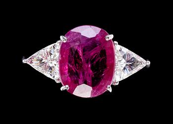 900. A ruby and diamond ring.