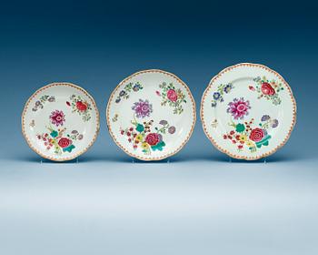 1714. A set of 22 famille rose dishes, Qing dynasty Qianlong (1736-95).