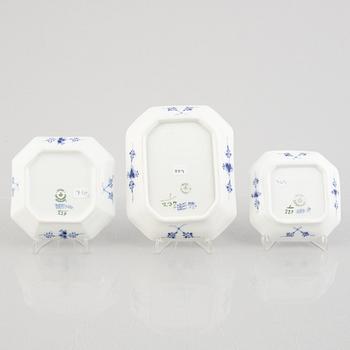 A group of three dishes and two bowls, 'Blue Fluted Plain'/'Musselmalet rifflet', Royal Copenhagen, 1898-1923 and later.