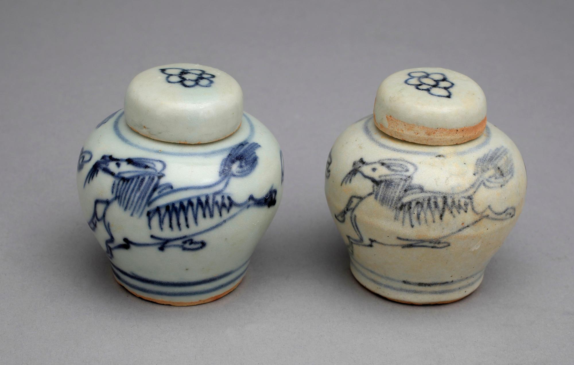 MINIATYRURNOR med LOCK, ett par, porslin. Ming, 1368-1644.