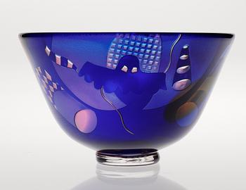 A Bertil Vallien glass bowl, Kosta Boda, Sweden 1988.