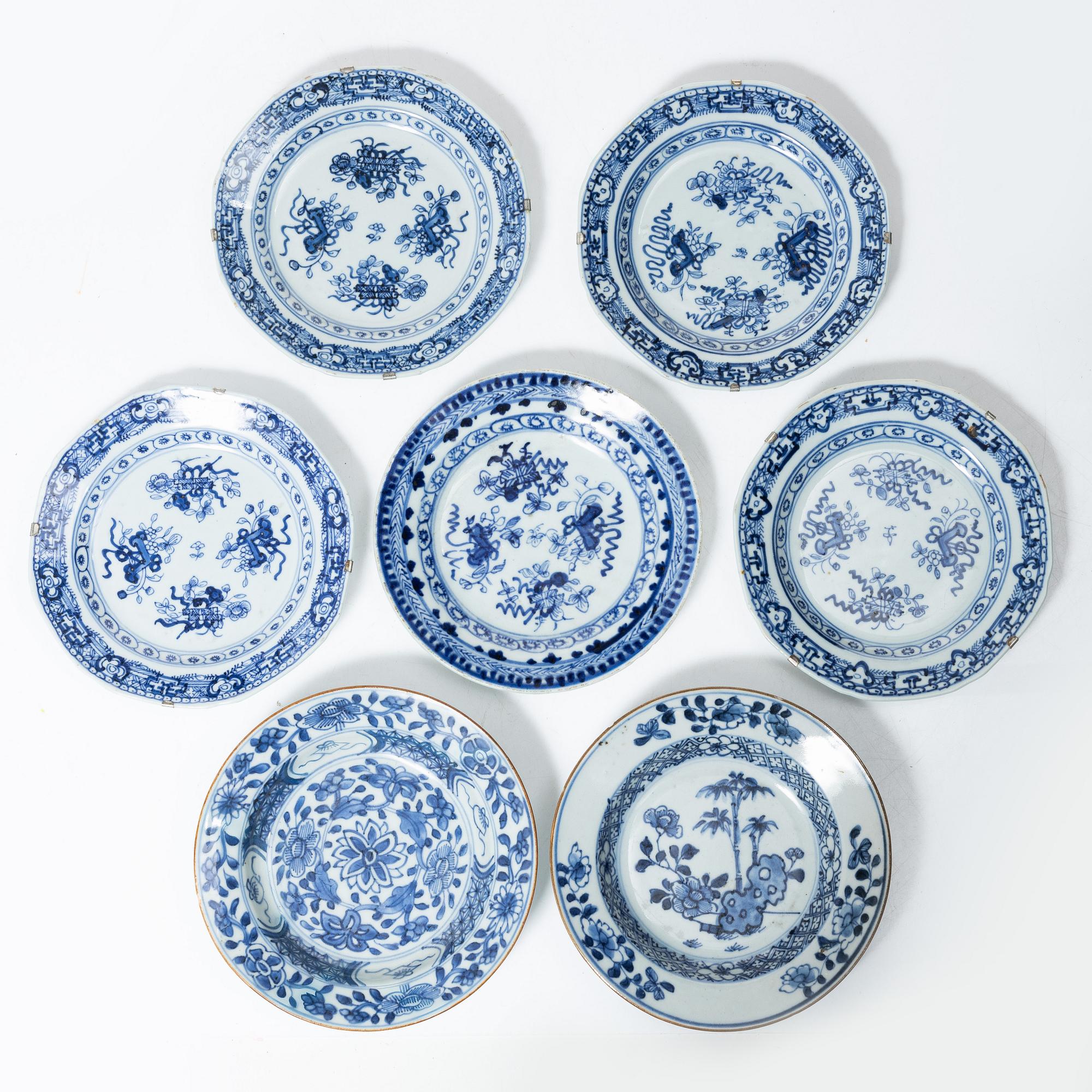 14 blue and white berry plates and five small plates, porcelain, China, Qianlong (1736-95) and Jiaqing (1796-1820).