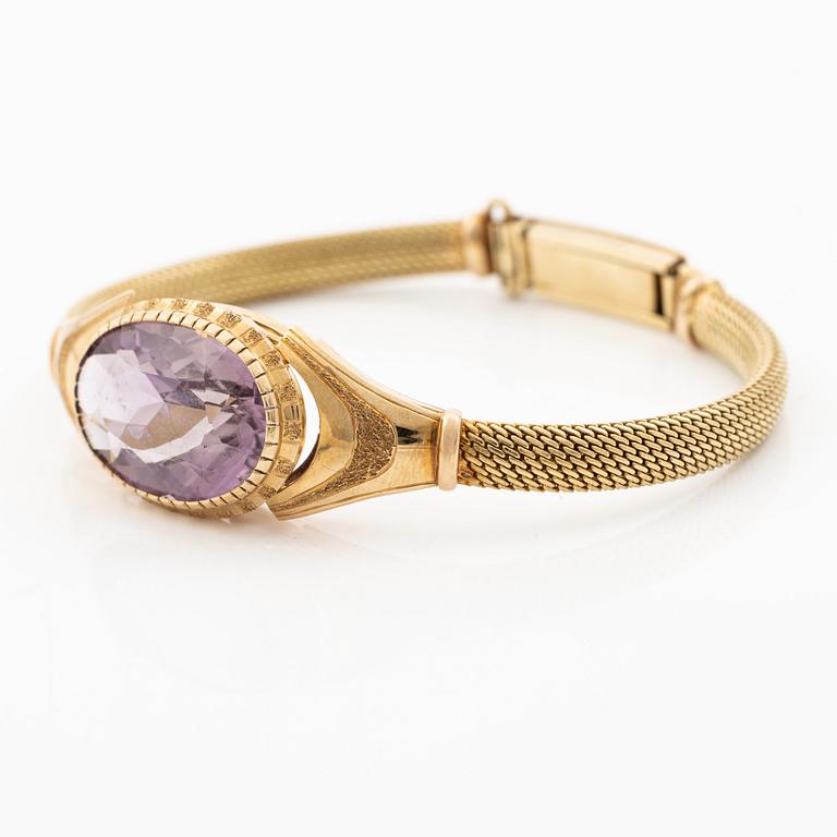 Bracelet, 14K gold with oval-cut amethyst.