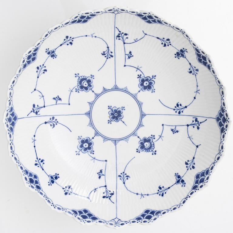 Royal Copenhagen, Skålfat på fot och vas, porslin, "Musselmalet halvblond" resp "Musselmalet helblond", modell 634 och 1043, 1889-1922.