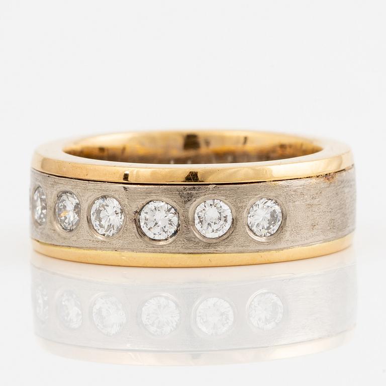 Ring 18K gold with round brilliant-cut diamonds.