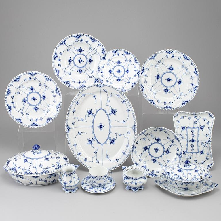 ROYAL COPENHAGEN, 71 psc porcelaine, 'Musselmalet'.