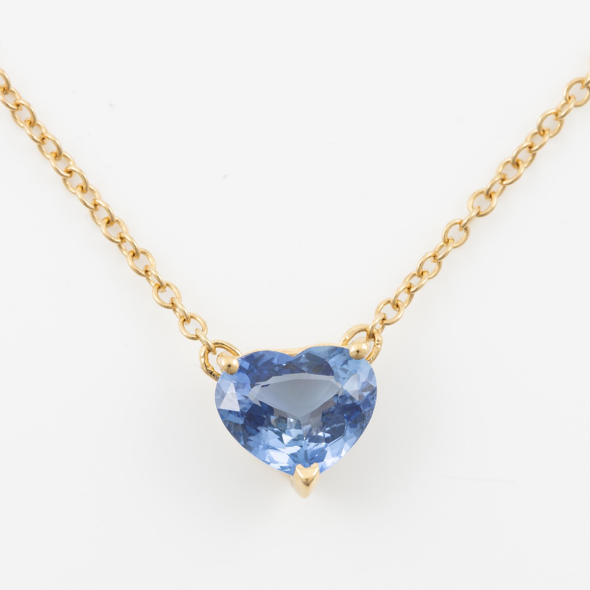 Necklace in 18K gold with a faceted heart-shaped sapphire and round brilliant-cut diamonds.