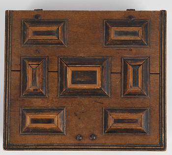 Schatull på benställning av Bruno Mathsson, Firma Karl Mathsson, Värnamo, 1933, samt 1700-tal.
