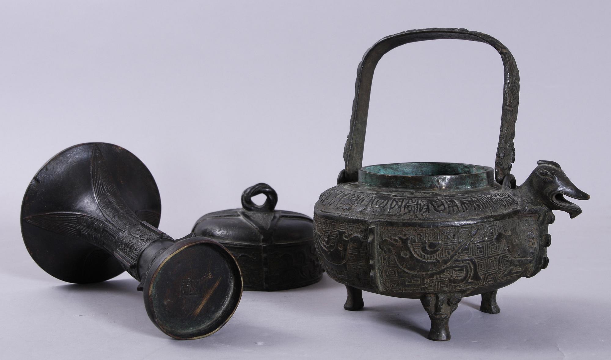 TEKANNA samt VAS, brons, Asien, 1800/1900-talet.