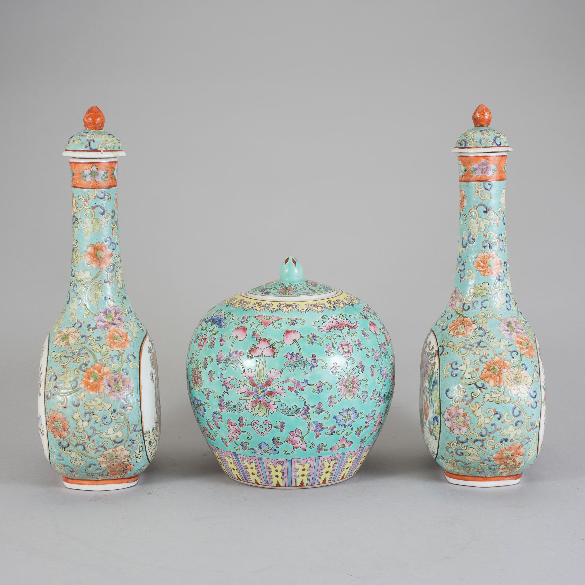 VASER ett par samt URNA, porslin, Kina, omkring sekelskiftet 1900 respektive modern tillverkning.