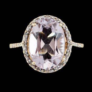 RING, 10K guld, ametist och diamanter tot ca 0.06 ct. Vikt ca 3 g.