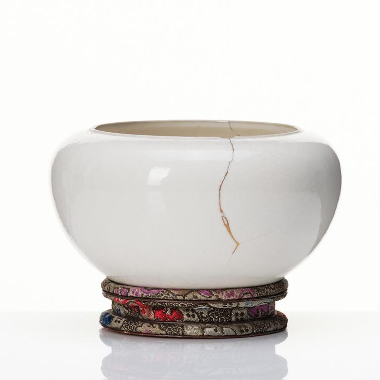 A Chinese blanc de chine censer, Qing dynasty, Kangxi (1662-1722).