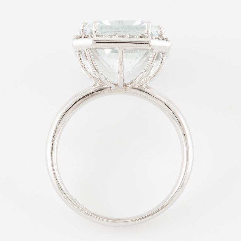 Ring, cocktail ring, 14K white gold with emerald-cut aquamarine and brilliant-cut diamonds.