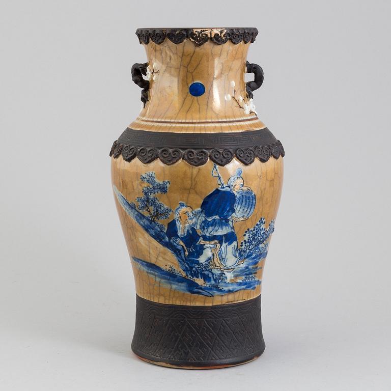 A 20th century Chinese porselain vase.