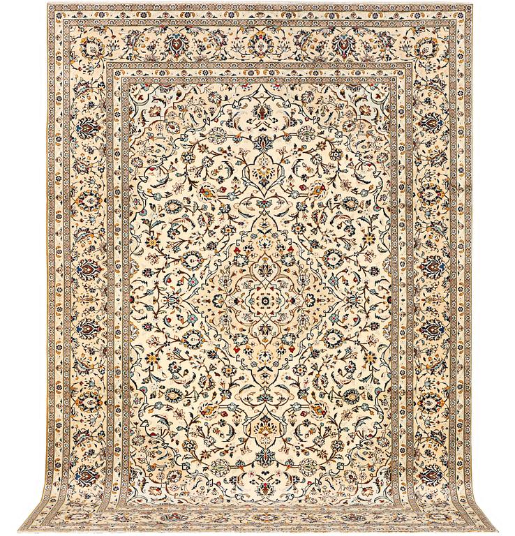 A part silk Kashan carpet, a. 353 x 244 cm.