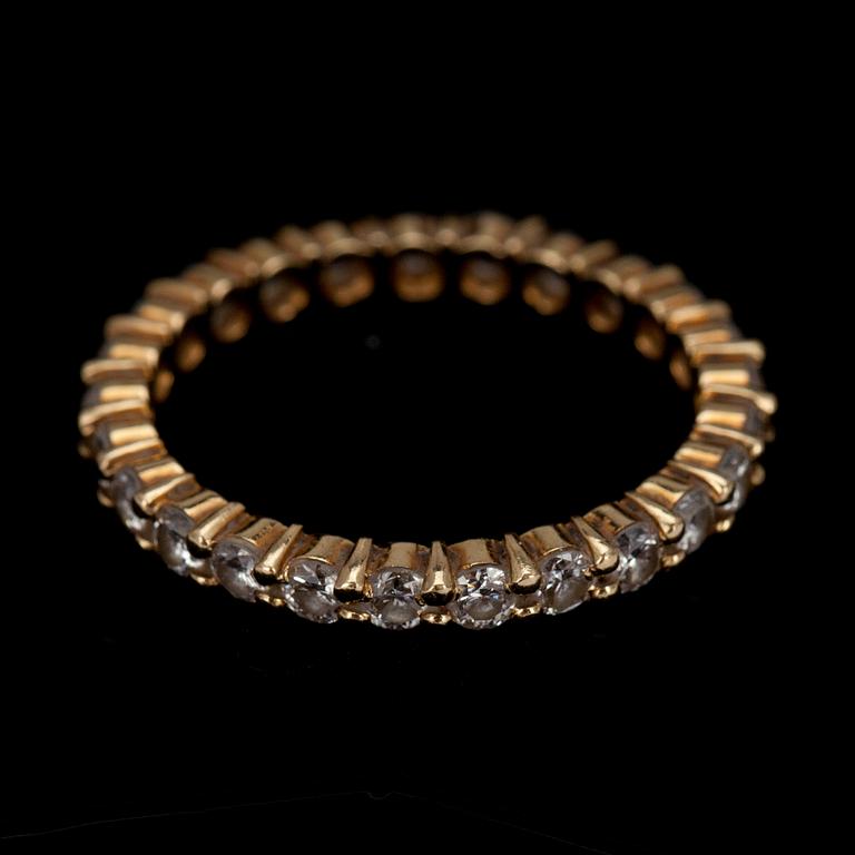 ALLIANSRING, guld 18K, 25 briljantslipade diamanter tot. ca 0,75 ct. Vikt 2,3 g.