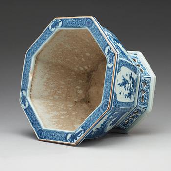 A blue and white flower pot, Qing dynasty, late Qianlong (1736-95).