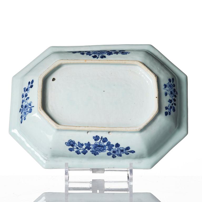 A pair of blue and white dishes Qianlong 1736-95.