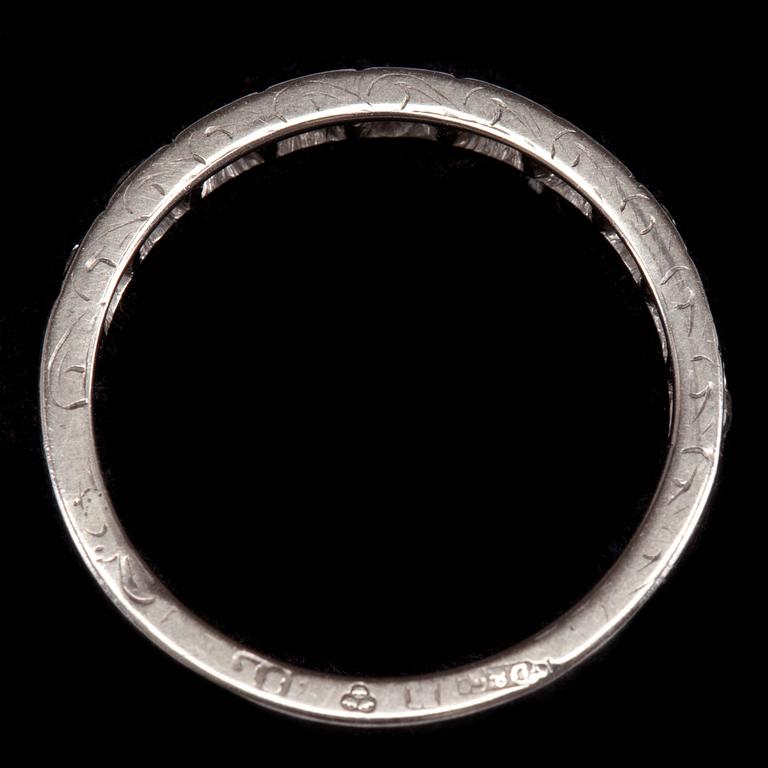 RING, 18k vitguld med små diamanter, tot ca 0,18 ct. Gustav Dahlgren & Co, Malmö. Vikt 2 g.