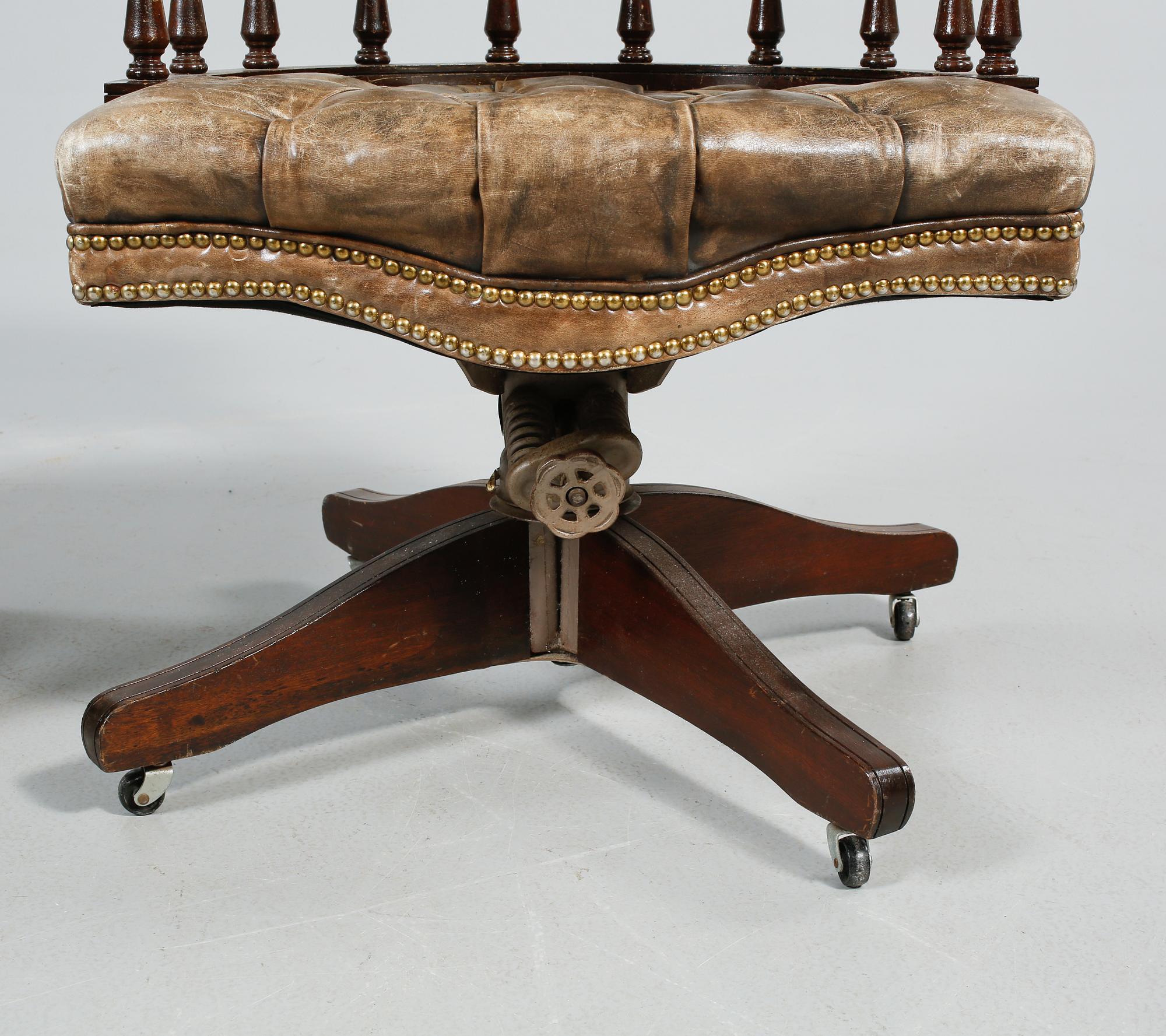 SKRIVBORDSTOL SAMT FOTPALL, England, 1900-tal.