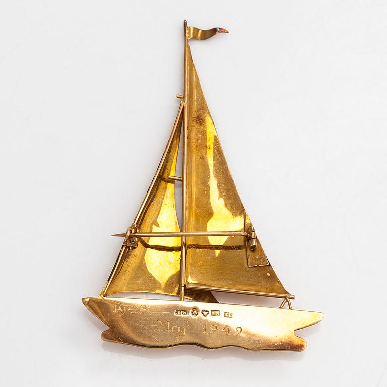 An 18 K gold brooch in form of a  sailing boat, Juvelfabriken Ab, Stockholm 1945.