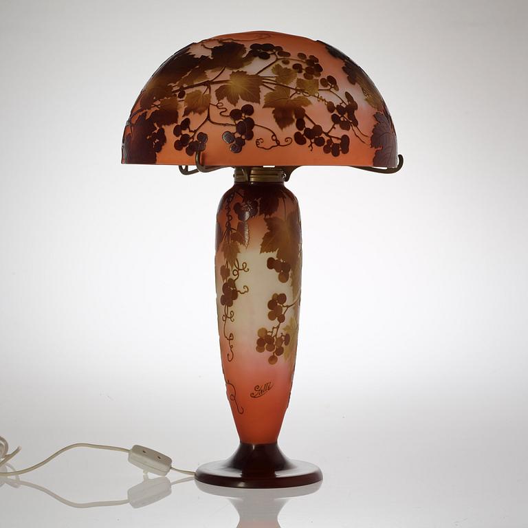 An Emile Gallé Art Nouveau cameo glass table lamp, France.