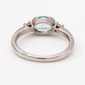 A 14K white gold ring with an aquamarine and diamonds ca. 0.08 ct in total.