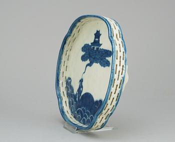 A blue and white tray, presumably Japanese, 19th/20th Century, with four characters mark.